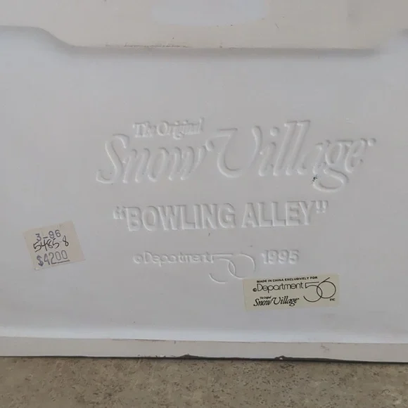 Dept 56 Village Lanes Bowling Alley - Picture 6 of 6